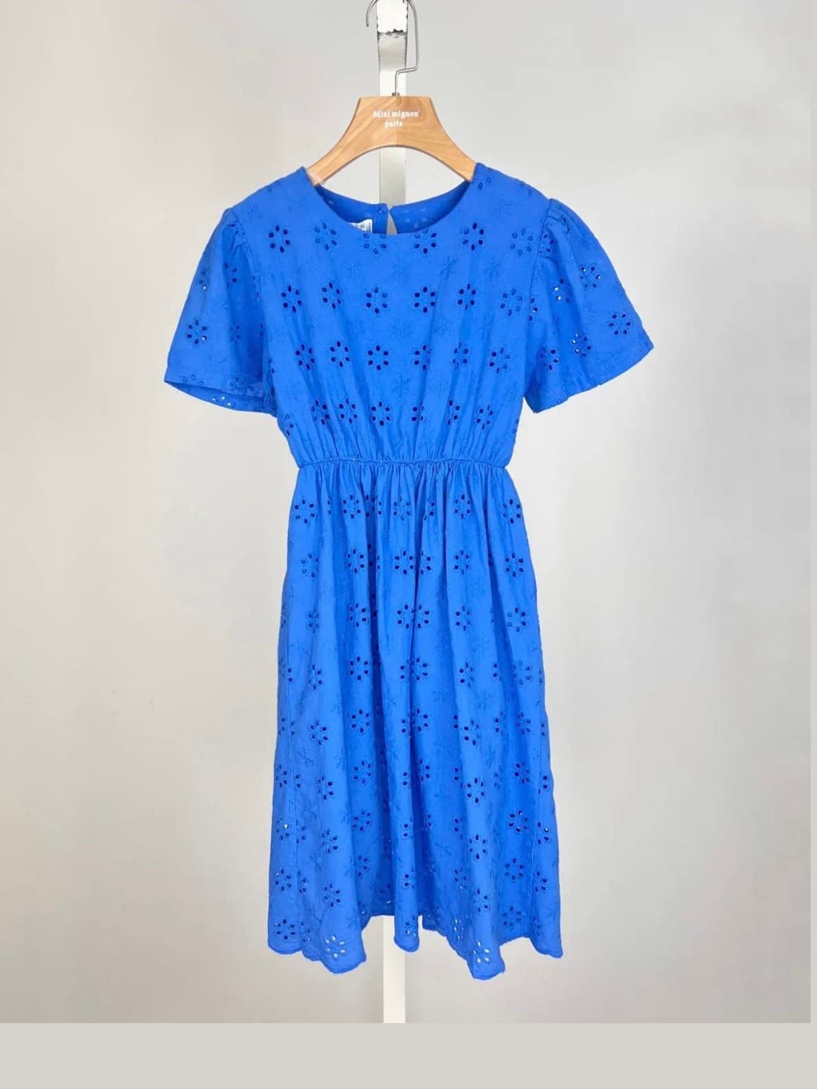 Robe en broderie anglaise, Bleu